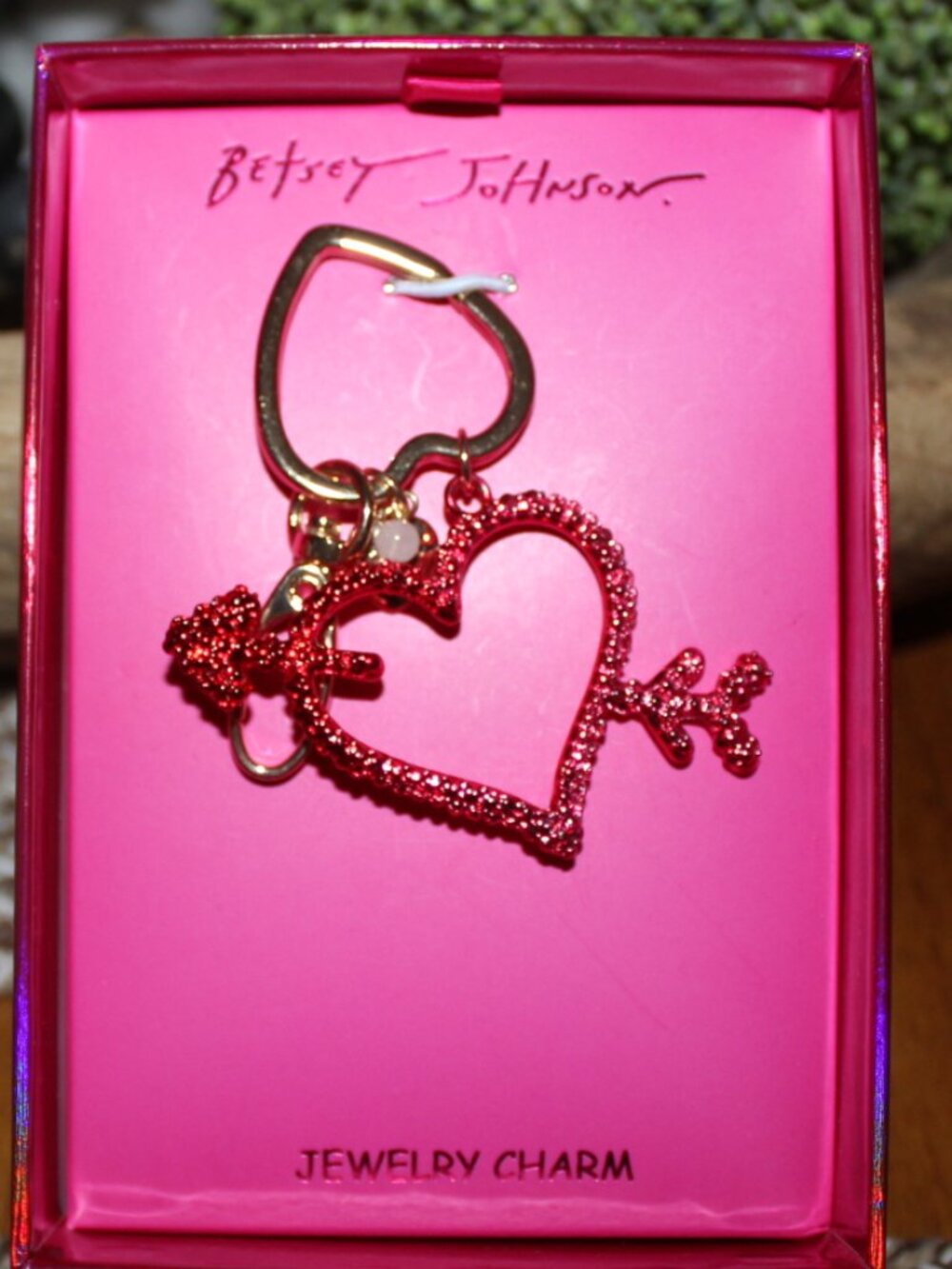 NWT Betsey Johnson cupids' arrow key fob/bag charm. Super Cute